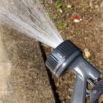 ノズルからシャワーが出ているところ