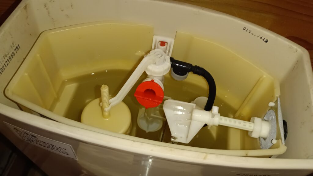 トイレタンクの蓋を開けたところ
