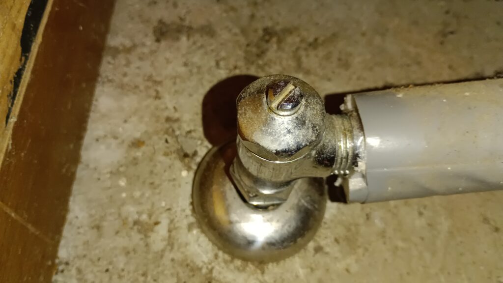 外便所の止水栓