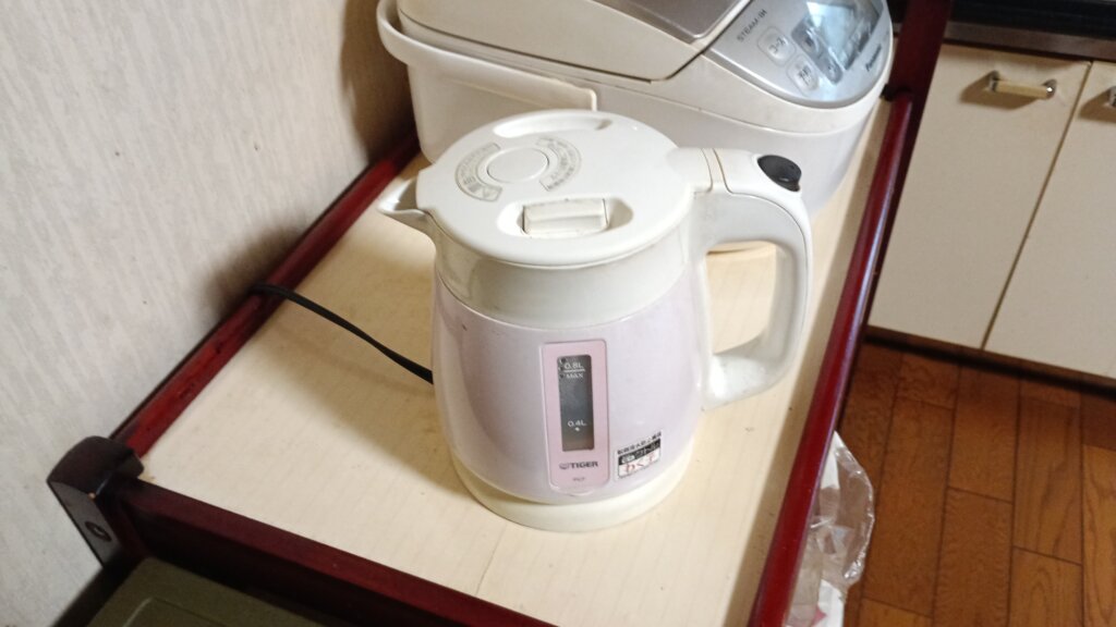 炊飯器の横に置いているわく子さん