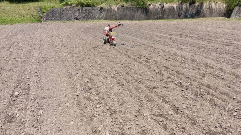 田んぼの中を走る管理機