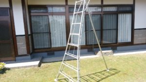 先代が買ったアルミ製の三脚脚立
