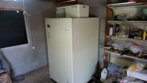 納屋にあるクボタ製の保冷庫
