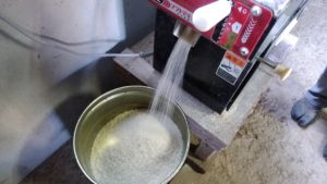 排出口から流れ出る白米