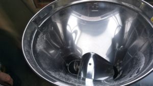 綺麗に拭かれた循環式精米機のタンク部