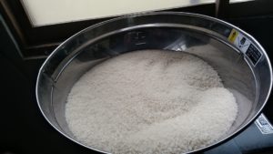 研磨後の循環式精米機のタンク内の白米