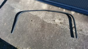 地面に置かれたアーチパイプ