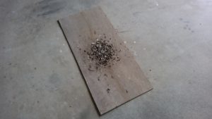 ベニヤ板の上のツバメの糞