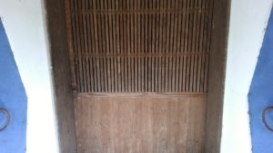重厚な扉を開けると其の奥にある1枚目の内扉(引き戸)を撮影した画像です。