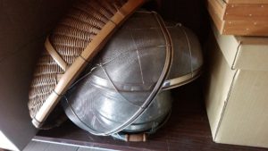 母親が土蔵にしまい込んだ木製のザルと金属製のザルの画像です。