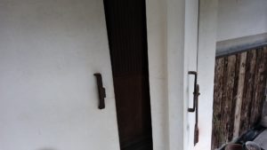 重厚な漆喰塗りの扉を少し開けたところを撮影した画像です。