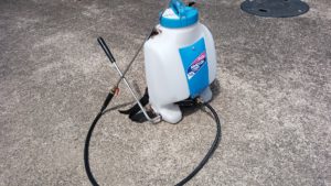 地べたに置いた我が家の手動式噴霧器