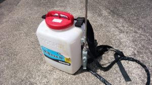地べたに置いた我が家の充電式噴霧器