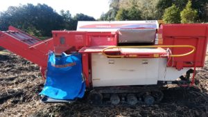 ヤンマー製のビーンスレッシャーを横から撮影したところ