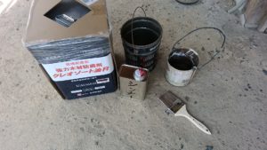 環境配慮型クレオソート油の14缶と刷毛と手提げ缶などなど