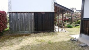 焼杉の半分にクレオソートを塗り終えたところ
