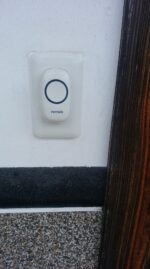 玄関脇に取り付けた送信機