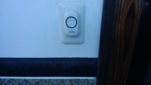 我が家の玄関脇の送信機(呼び出しボタン)