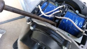 オートストップ機構をマイナスドライバーでリセットしているところ
