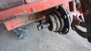ロータリーシャフトに開いた丸頭ピンを通す為の穴