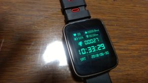 机の上に置いたYamay1.54インチHD画面スマートブレスレット(ディスプレイ表示:トップ画面)