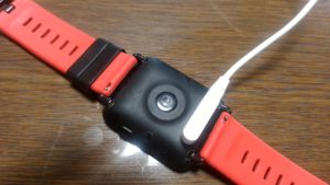 充電中のYamay1.54インチHD画面スマートブレスレット