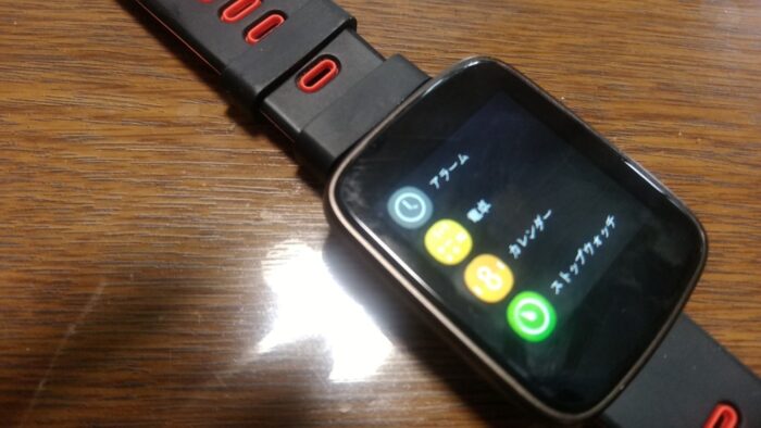 机の上に置いたYamay1.54インチHD画面スマートブレスレット