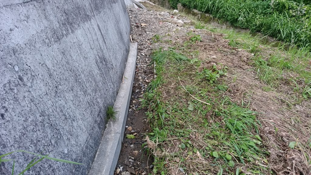 農業用水路に流れ込んだ土砂（土砂の長さ：約7m）