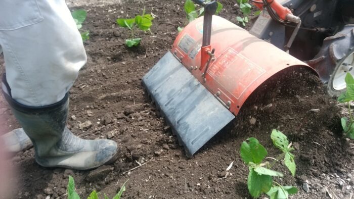 管理機を使って圃場を耕している画像