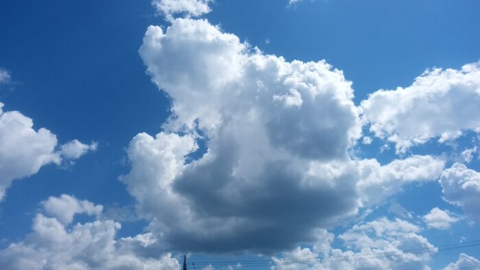 夏の真っ青な空と雲
