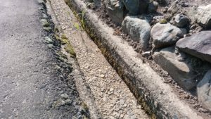 水が乾き切った圃場脇の用水路