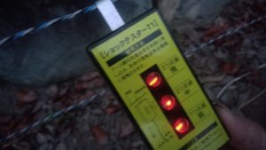 ショックテスターT1の通電ランプが3つ点灯しているところ
