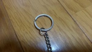 コンビネーションチェーンの端に取付けられているキーリング