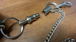 コンビネーションチェーンの端に取付けられている脱着式キーリング