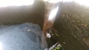 無数に穴のあいた塩化ビニールパイプ