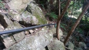 地面に固定されたポリエチレン2層管