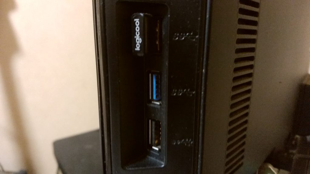 デスクトップパソコンのUSBポートに挿さったレシーバー
