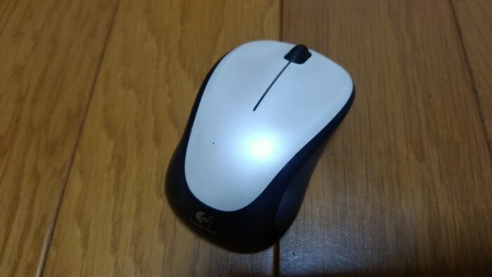 フローリングに置いたロジクールワイヤレスマウスM235r
