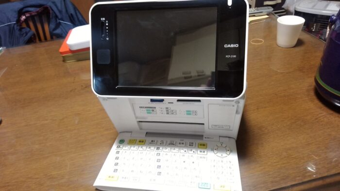 テーブルの上に置かれたプリン写ルPCP-2100