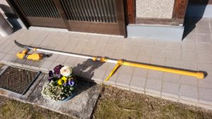 地べたに置いたシルキー製のロングボーイの全景