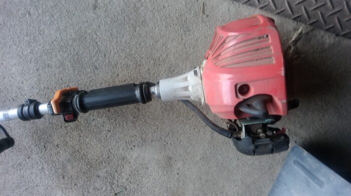 草刈機のエンジン部分