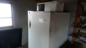 米などを保存している大型の保冷庫(納屋)