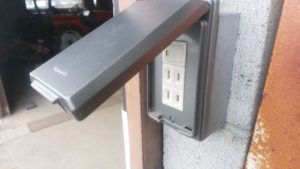 倉庫脇の屋外にあるコンセント