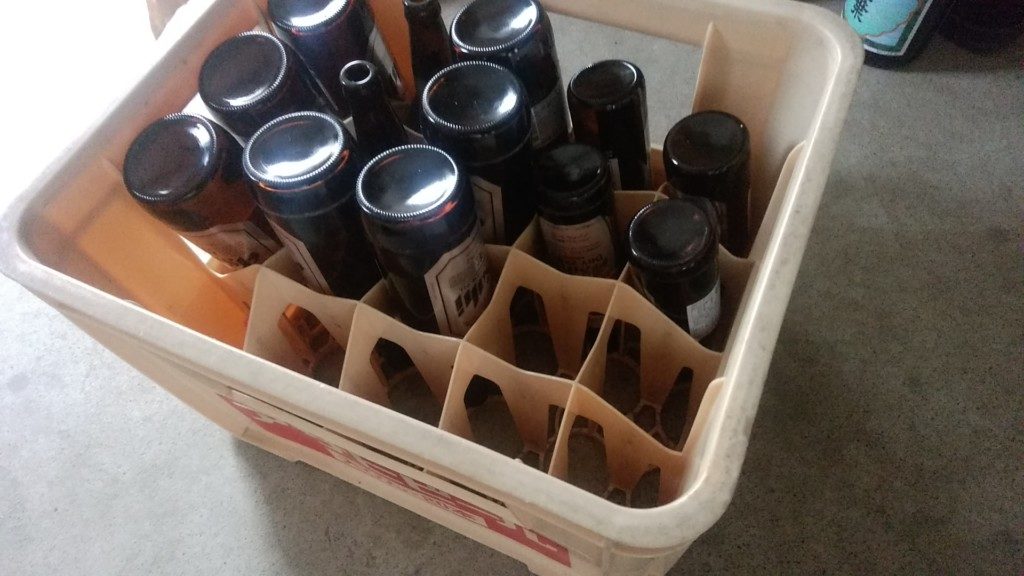 ビールケースに入った複数のビール瓶（空瓶）