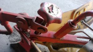 角度調整を行う為のグリップハンドル（培土器に付いているハンドル）