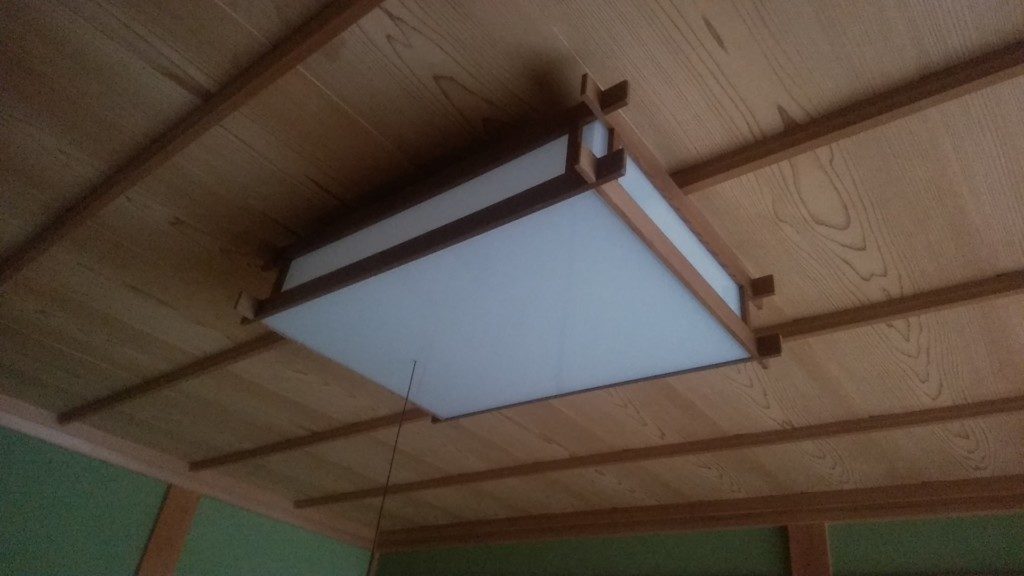 天井に直接設置された和風タイプのシーリングライト②