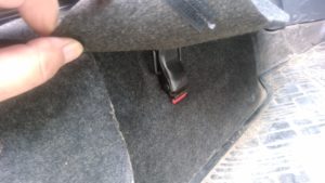 運転席の下のキャッチクリップ(布をめくっている画像)