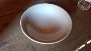 陶器製の白い器(塩湯を入れる器)