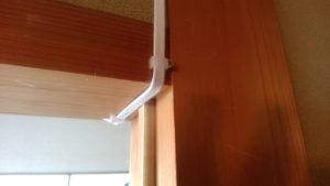 鴨居を渡したフラットケーブル