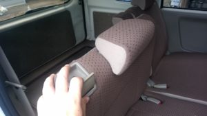 後部座席を倒す時に使うレバーの位置を示す写真